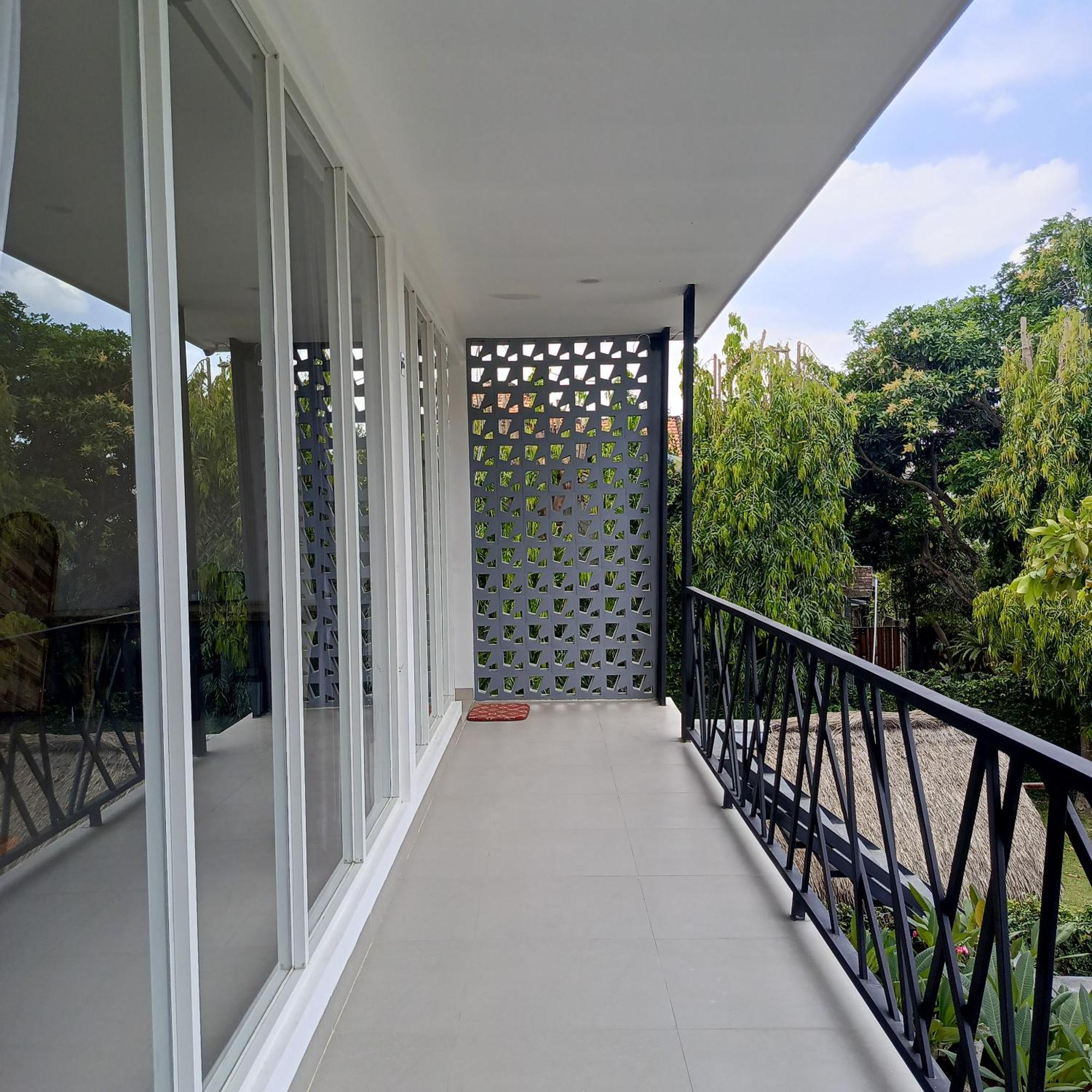 Zavana Rooms & Restaurant Tanjungkarang Exterior foto
